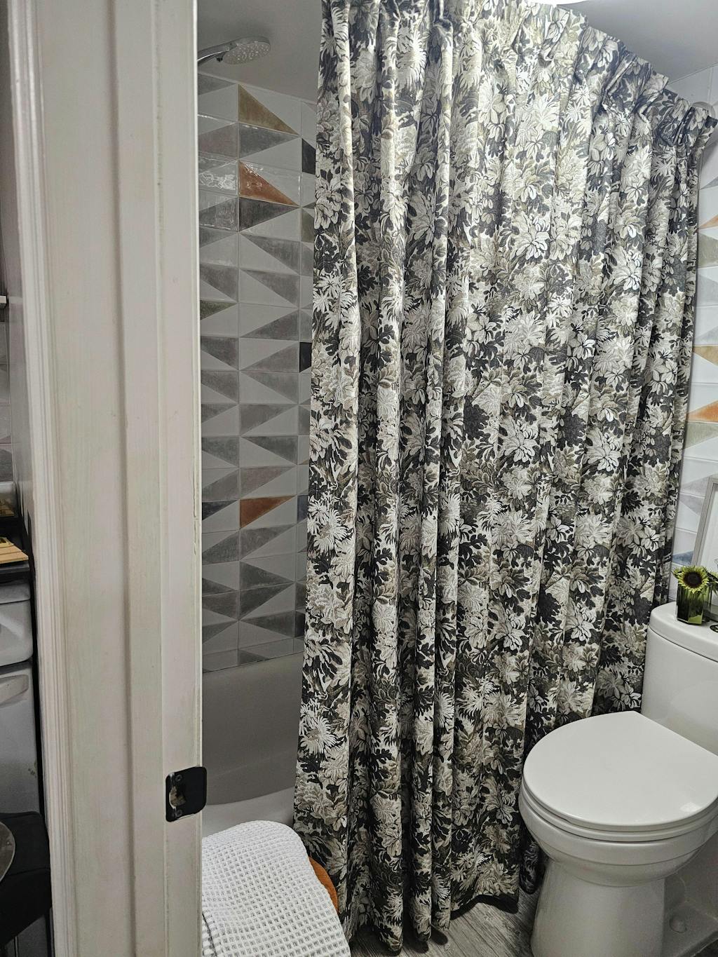 Britt Bengoechea Floral Print bathroom natural light, pleated (5★)